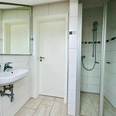 Modern Wohnen Mit Smarttv, Arbeitsplatz Und Kueche