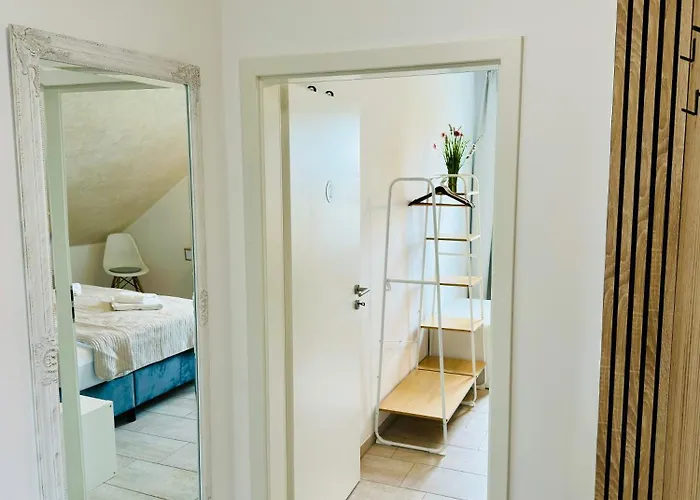 Modern Wohnen Mit Smarttv, Arbeitsplatz Und Kueche Apartman