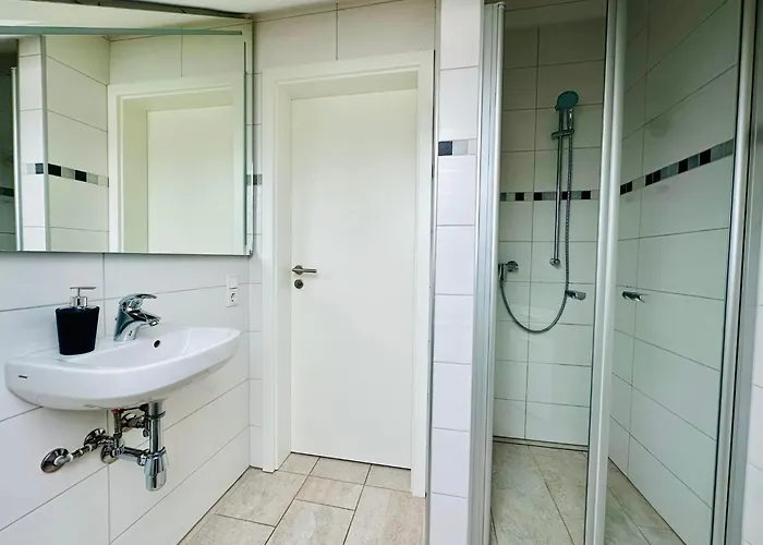 Modern Wohnen Mit Smarttv, Arbeitsplatz Und Kueche